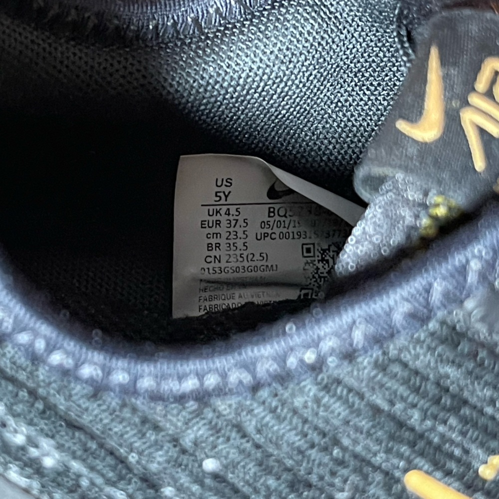 Nike Air VaporMax Flyknit 3 in Black and Gold. - Picture 10 of 10
